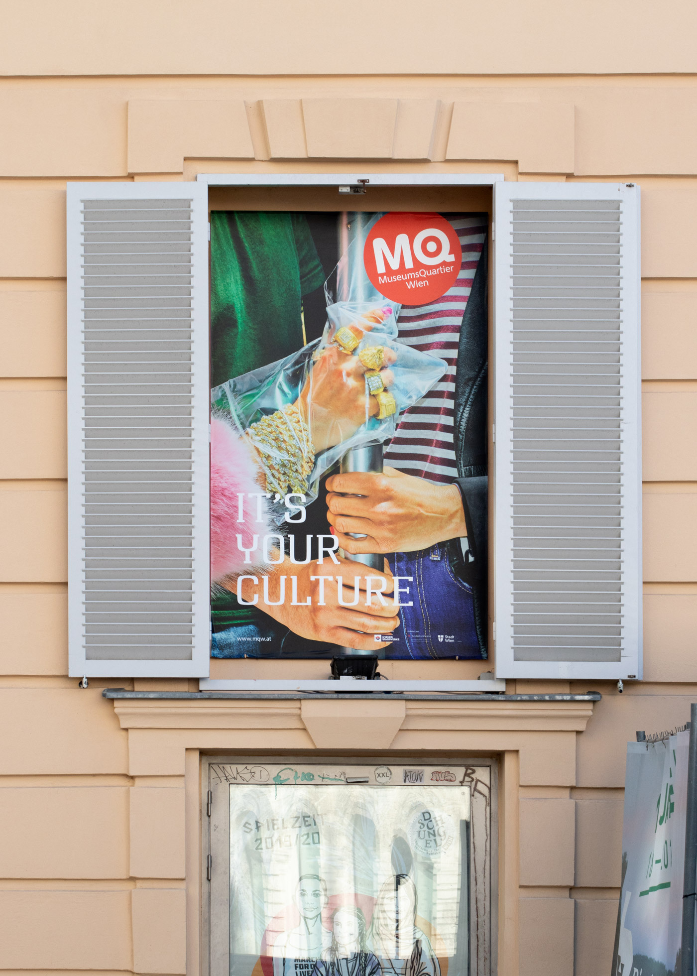 M Qx TP Areal Mahufenster hands 1400px Breit