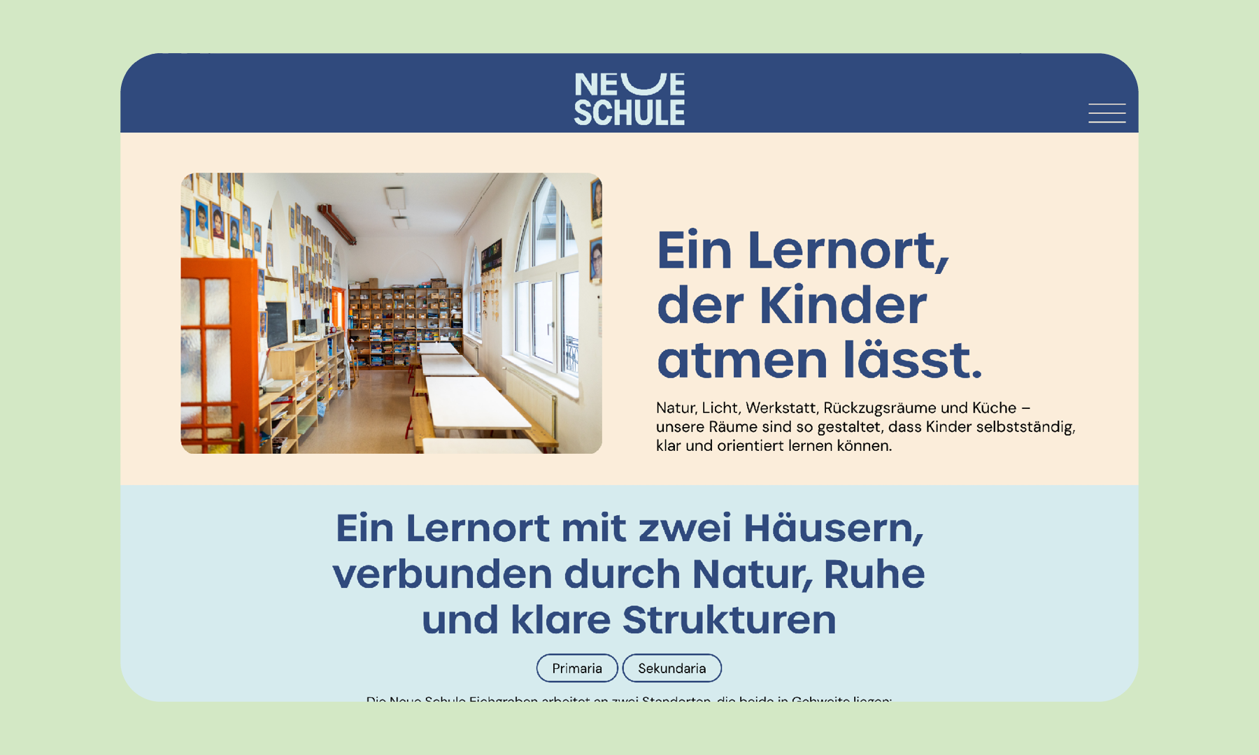 Klassenzimmer-Innenraum mit Tischen, Regalen und Fenstern; rechts Überschrift 'Ein Lernort, der Kinder atmen lässt'