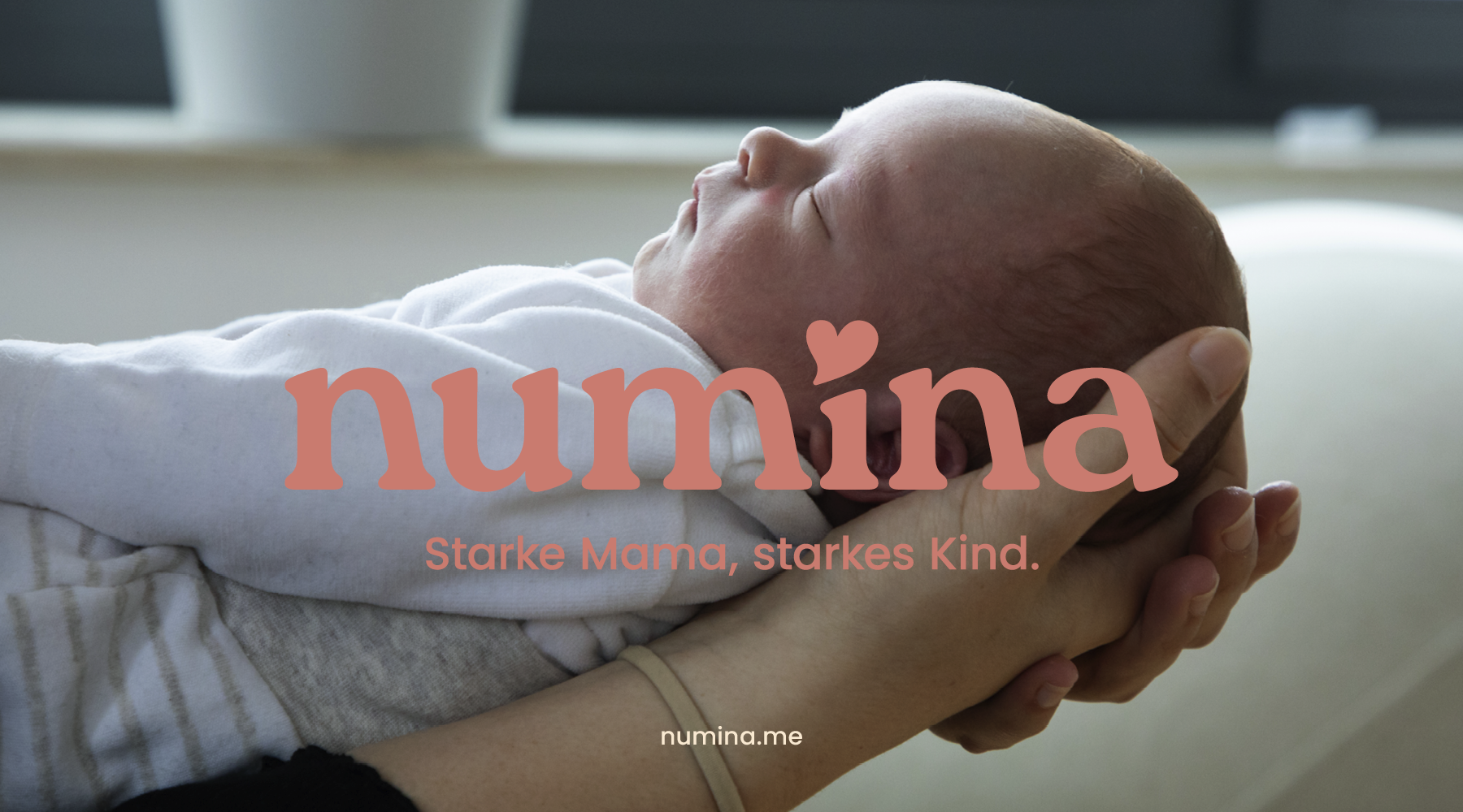 Neugeborenes Baby wird sanft in den Armen einer Person gehalten; Innenraum.
