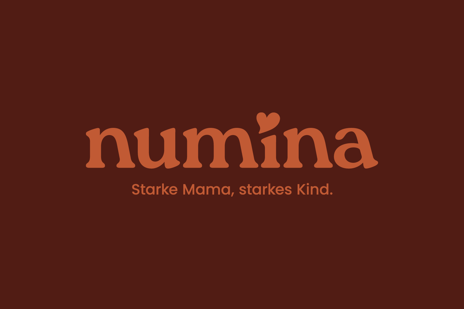 Logo des Markennamens numina mit Herz über dem i, darunter der Slogan 'Starke Mama, starkes Kind.' auf dunkelbraunem Hintergrund.